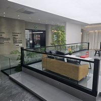 Designs modernes de balustrades en verre à profil en U en aluminium pour extérieur, escaliers, jardins, terrasses de villas et balcons
