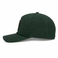 Casquette à cinq panneaux avec visière incurvée, garniture en cordon perforé découpé au laser vert chasseur, patch hexagonal et logo personnalisé, pour la cueillette sauvage