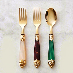 Ensemble de couverts élégants plaqués or avec manches en résine crème, marron et vert pour les dîners de mariage - Product Image 1