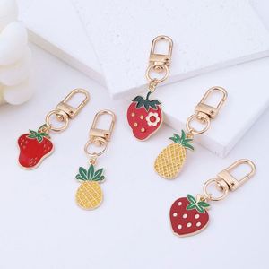 Accessoires de sac faits main miniatures en direct d'usine, pendentifs porte-clés en métal colorés en forme de fruits (fraise, ananas) - Product Image 2