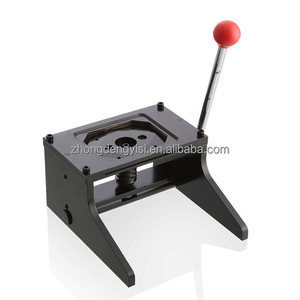 Machine de production d'aimants de réfrigérateur pneumatique avec presse pour l'encastrement de badges métalliques circulaires et carrés - Product Image 4