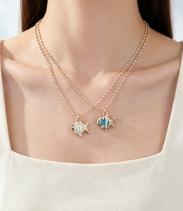 Collar con colgante de animales marinos (pez y cangrejo) con circonita y esmalte rosa y azul para mujer, ideal para el verano y la playa. - Product Image 5