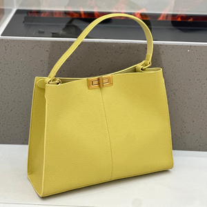 Sac à main en cuir grainé noir de luxe discret, sac fourre-tout à poignée supérieure pour femme, sac à bandoulière de créateur en cuir véritable de luxe - Product Image 4