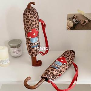 Parapluie pliant à 8 panneaux avec poignée en bois courbée à imprimé léopard et applique champignon rouge, idéal pour les femmes en voyage et la promotion de marques - Product Image 4