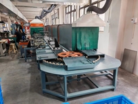 Machine à verser en polyuréthane PU pour la fabrication de chaussures crocs sandales pantoufles équipement de fabrication automatique