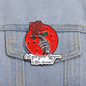 Pin de Esmalte de Gato con la Lengua en el Pecho, Broche de Romántico Oscuro, Insignia de Solapa, Joyería, Regalo al por Mayor - Product Image 1