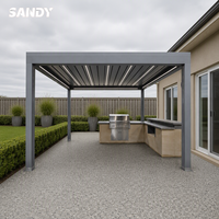 Pergola en aluminium pour jardin de villa avec toit à lames orientables, éclairage LED et portes vitrées