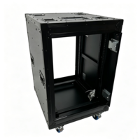 Flight case OEM 16U tout noir avec portes coulissantes latérales pour amplificateurs, doté de 4 rainures de superposition encastrées, de roues et d'un plateau pour étiquettes