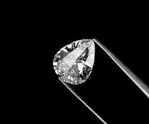 เพชรทรงลูกแพร์ขนาด 1.46 กะรัต 8.4x6.6 มม. เพาะเลี้ยงในห้องปฏิบัติการ ได้รับการรับรองจาก IGI สีแฟนซี ทรงเจียระไนพิเศษสำหรับทำเครื่องประดับ - Product Image 3