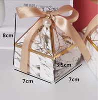Boîte cadeau de mariage en carton triangulaire miniature artisanale romantique en chocolat et bonbons, fabriquée avec des matériaux recyclés écologiques personnalisés