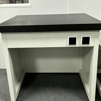 Table de laboratoire professionnelle antichoc avec plateau en marbre stable, base en acier et prise de courant intégrée