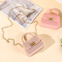 Nouveau style mini sac en silicone, sac à monnaie imperméable ajouré perlé couleur bonbon, sac à main mignon avec chaîne, perle et plume pour filles