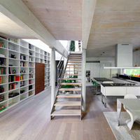 Escalier intérieur monobloc de style européen moderne avec garde-corps en acier, bois et verre, sur mesure, à double poutre oblique