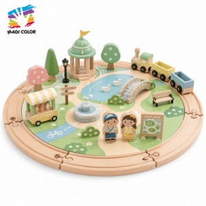 Set de Juego de Tren Urbano de Madera Redondo: Pabellón, Fuente, Patos de Estanque, Muñecos de Personajes, Carrito de Helados y Tonos Pastel Suaves W04C314 - Product Image 1