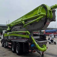 Pompe à béton à flèche Zoomlion 50m d'occasion, bien entretenue et testée, châssis diesel Benz, moteur Euro 5, pour projets de construction