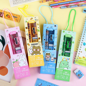 Ensemble <span class=keywords><strong>de</strong></span> papeterie scolaire élémentaire <span class=keywords><strong>en</strong></span> papier 5 pièces, <span class=keywords><strong>cadeau</strong></span> <span class=keywords><strong>de</strong></span> <span class=keywords><strong>Noël</strong></span> pour enfants avec crayons, gomme et taille-crayon - Product Image 1