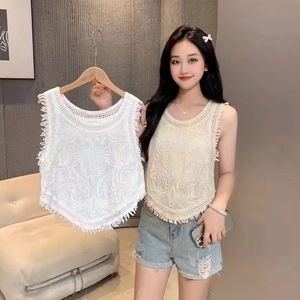 Débardeur court sans manches en coton 100% de haute qualité, tricoté ajouré à motif floral, avec franges et bretelles fines - Product Image 1