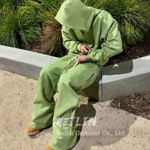 Ensemble de jogging délavé personnalisé pour homme – Survêtement deux pièces avec sweat à capuche et pantalon de survêtement évasé à jambe droite pour hommes - Product Image 1