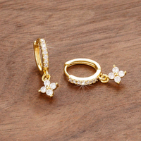 Boucles d'oreilles pendantes délicates en or 14K plaqué rhodium, motif trèfle à quatre feuilles, avec moissanite taillée de 2,5 mm (0,06 ct), style frais et tendance