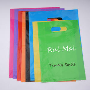 Sacs d'emballage en plastique noir avec poignée découpée, imprimés avec un logo personnalisé, pour les boutiques de vente au détail - Product Image 2