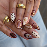 Ongles à presser ovales ton caramel-brun, motif pois crème-blanc, fleur blanche 3D, décor perles dorées, style français, longueur courte, ongles vintage