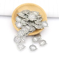 Centre de table Triangle pour chapelet de la médaille de Saint bénett, 1.8x2cm