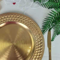 Assiettes de présentation rondes de luxe durables en plastique PP doré brossé de 13 pouces, sets de table pour fêtes, sous-assiettes de fête