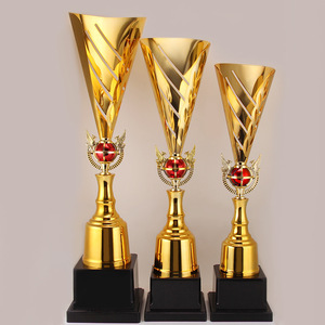 Trophée en métal au prix d'usine en gros, coupe personnalisée de haute qualité, prix sportif, trophée de football en or - Product Image 2