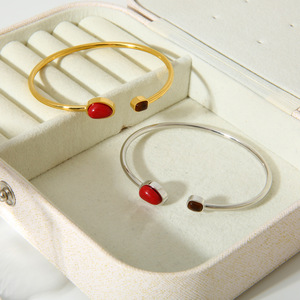 Pulsera Ajustable Unisex de Acero de Titanio Chapada en Oro de 18K con Ágata Negra y Verde, Diseño Geométrico, Marca HR, Superventas - Product Image 5