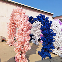 Arche de mariage à thème délicat, arche florale artistique pour une scène de mariage romantique