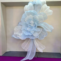Grande fleur géante en tissu organza bleu, fleur suspendue faite à la main pour la décoration de toile de fond de mariage