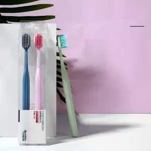 Yetişkinler seyahat ev otel kullanımı için kişiselleştirilmiş özelleştirilmiş düz renk tek kullanımlık diş fırçası