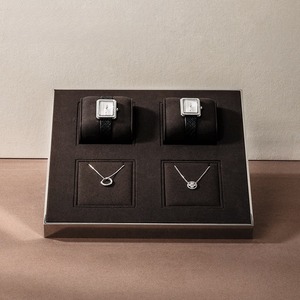 อุปกรณ์จัดแสดงเครื่องประดับหรูหราแบบกำหนดเอง วัสดุไมโครไฟเบอร์คุณภาพสูง สำหรับนาฬิกา สร้อยคอ แหวน ชั้นวางโชว์เครื่องประดับบนเคาน์เตอร์ - Product Image 2