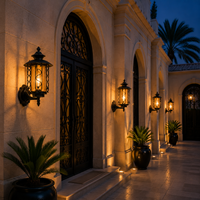 Lanterne murale extérieure classique avec cadre décoratif à motifs pour les entrées de villas