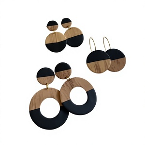 Boucles d'oreilles créoles classiques en résine et bois, motif cœur vert ovale géométrique, style bohème, designs uniques, bijoux mignons et tendance pour femme - Product Image 2