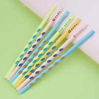 Crayon triangulaire en bois personnalisé avec impression UV, prise en main ergonomique, mine noire, nom et logo personnalisés pour enfants et étudiants, vente en gros
