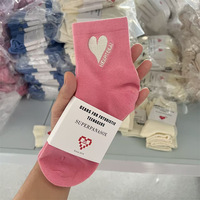 Chaussettes mi-mollet pour femmes de couleur verte avec des motifs en forme de cœur, adaptées aux entraînements de style scolaire
