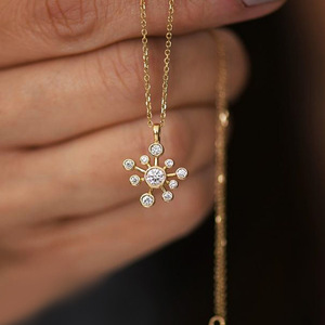Collana con Pendente in Oro e Diamanti, Taglio Brillante Rotondo, Colore G, Naturale, Minimalista, per Uso Quotidiano Femminile - Product Image 1