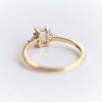 Anillo de Compromiso con Diamante de Laboratorio de Corte Esmeralda de 1 Quilate, Tres Piedras Laterales, Oro Sólido de 10K/14K/18K, Certificado IGI, Personalizado CVD/HPHT VVS