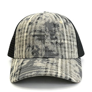 Gorras de malla de 6 paneles estilo americano personalizadas, con patrón a cuadros vintage, tipo trucker, con visera curva y efecto desgastado. - Product Image 4