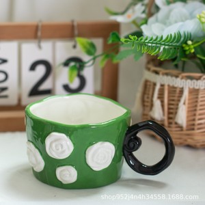 Mug à café et à lait en céramique pour la maison, rose en relief tridimensionnelle, façonné à la main - Product Image 2