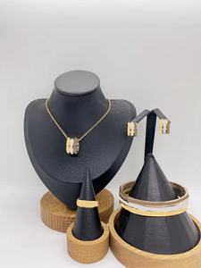 Set di Gioielli Trendy in Acciaio Inossidabile Placcato Oro per Donne Include Collana Orecchini Anello Bracciale per Matrimonio o Uso Quotidiano - Product Image 6