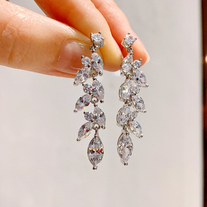 Orecchini Lunghi a Foglia alla Moda per Donne, Stile Naturale, Accessori per Orecchie da Indossare Quotidianamente, per Outfit Casual e Regalo - Product Image 1