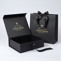 Boîte cadeau pliable magnétique en carton rigide noir avec logo personnalisé imprimé, emballage plat pour veste en jean, avec sac