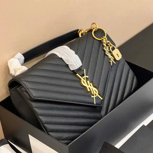 Sac <span class=keywords><strong>à</strong></span> <span class=keywords><strong>main</strong></span> de luxe en cuir de vachette haut de gamme, sac bandoulière de créateur, texture premium, sac messager tendance pour femme, quincaillerie dorée 2026 - Product Image 4