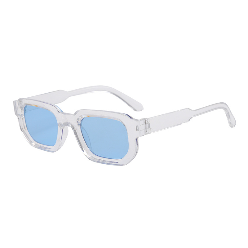 Lente azul con montura transparente.