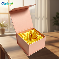 Boîte cadeau rigide pliable avec fermeture magnétique, logo personnalisé, insert en satin, laminage brillant, gaufrage pour emballage cadeau