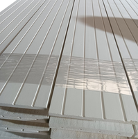Moulures murales décoratives en bois massif blanc apprêté sur mesure, écologiques et durables, pour intérieur