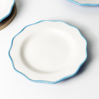 Ensemble de plats à dîner en céramique de style rétro européen, bord bleu, forme festonnée, design floral, plats de service, plats festonnés pour mariage