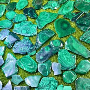 Losa de malaquita cruda de piedra preciosa verde de forma libre de rebanada de cristal Natural de alta calidad a la venta - Product Image 2